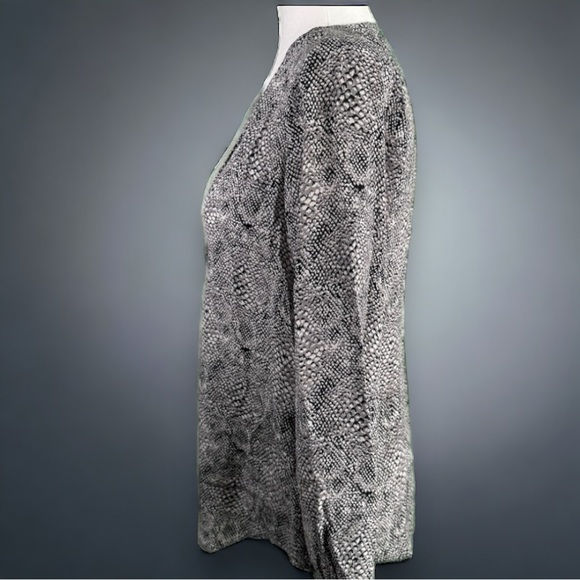 Joie Snake Print 100% Silk Long Sleeve Split Neck Button Front Blouse Top XS - Picture 4 of 8